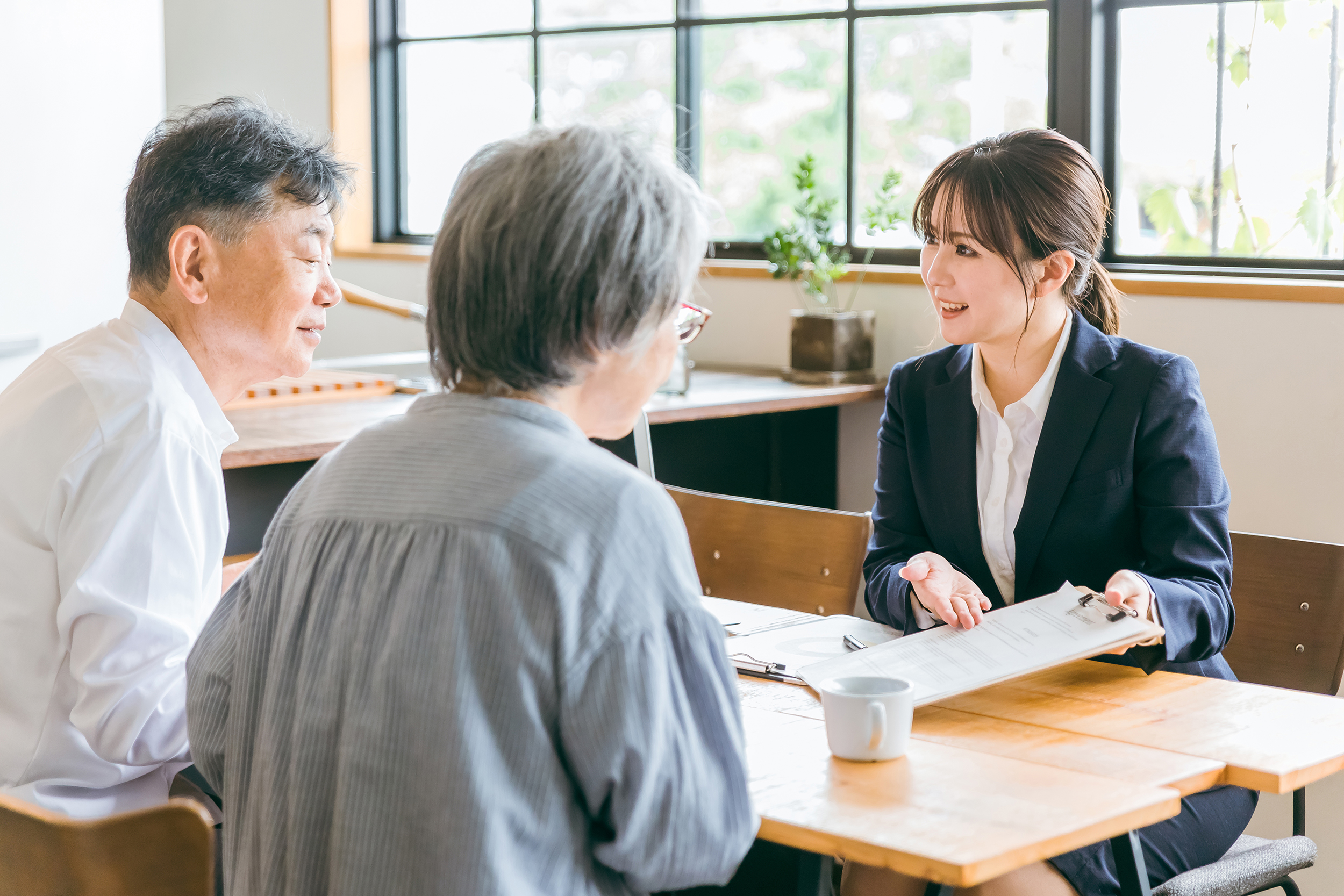 テーブルを囲んでお話を伺うご相談風景